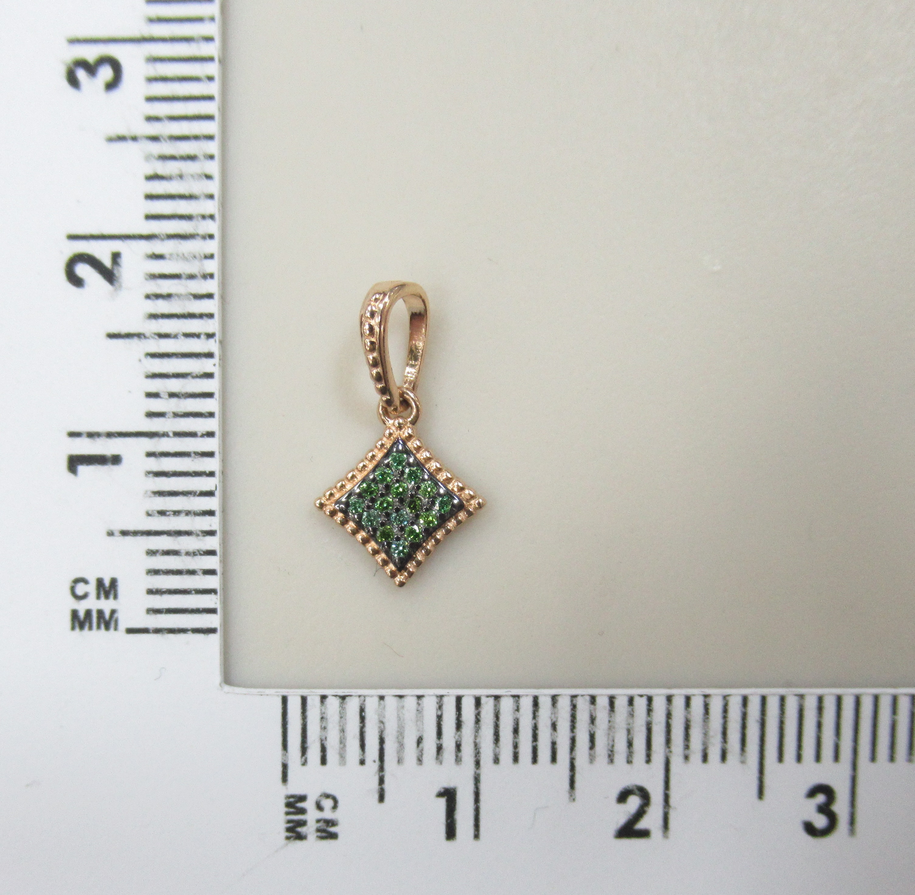 Подвеска из золота с зелеными бриллиантами